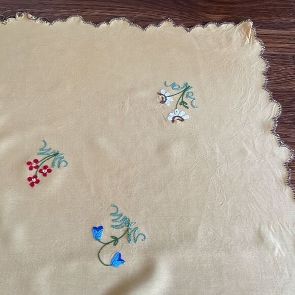 Vintage gold floral embroidered small tablecloth with 4 napkins - Picture 8 of 11
